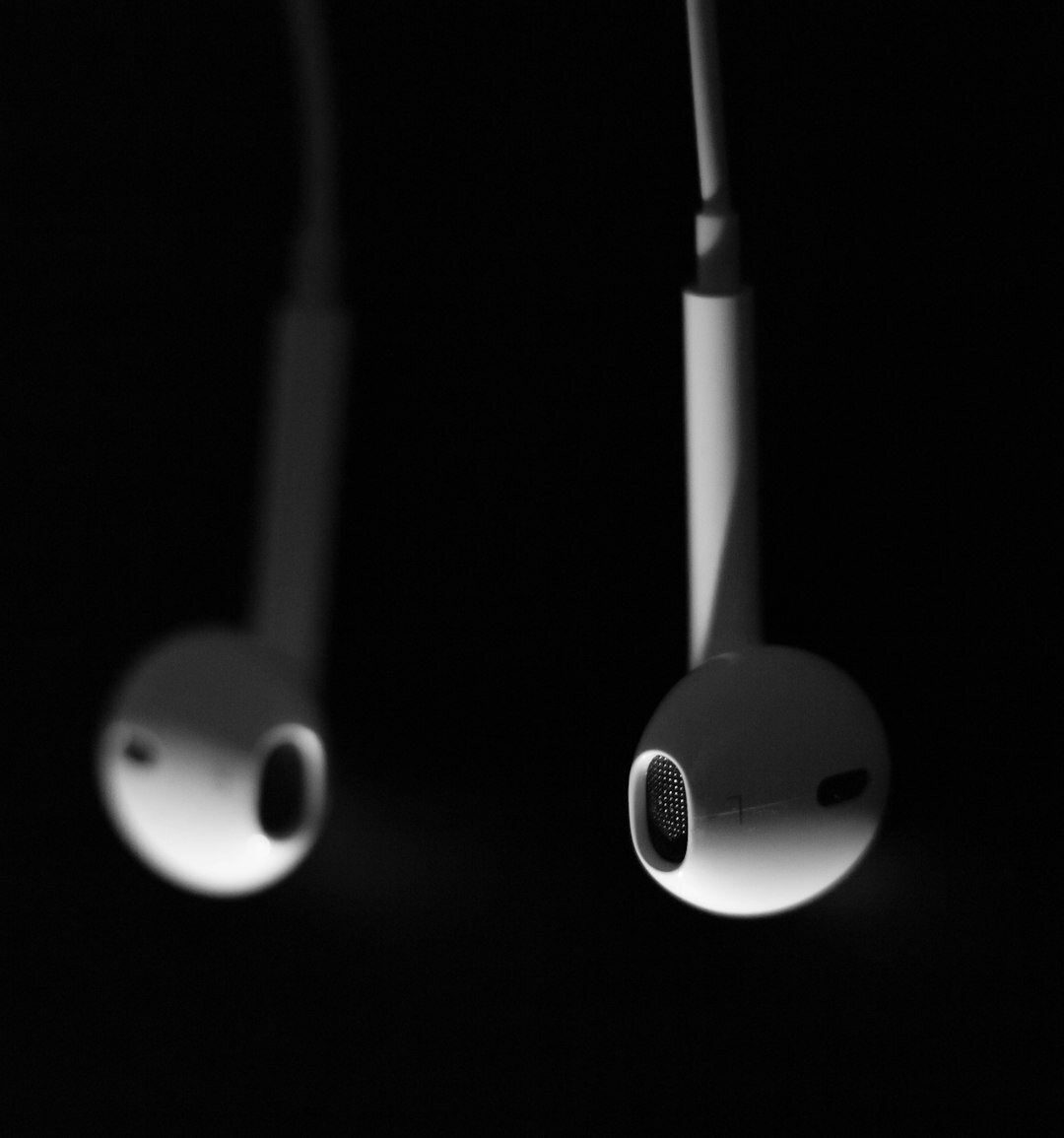Ingeniero de sonido argentino con auriculares
