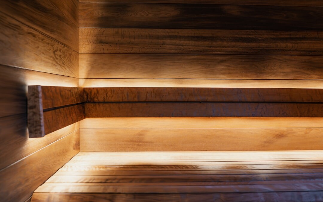 Cabina de madera con luz dorada calida