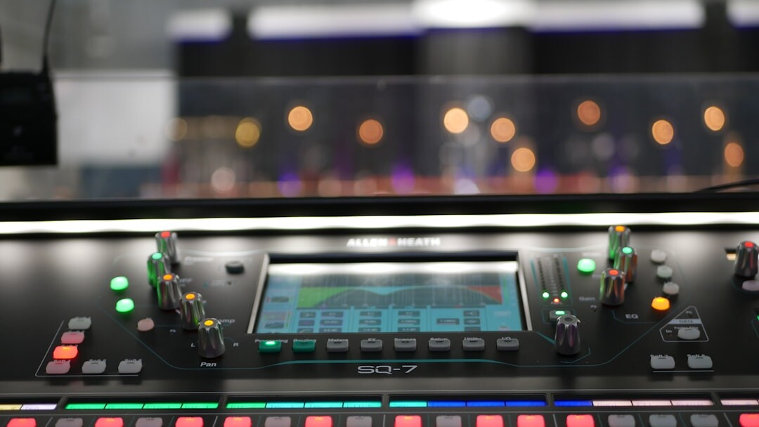 Sala de control con luces LED y consola de mezcla