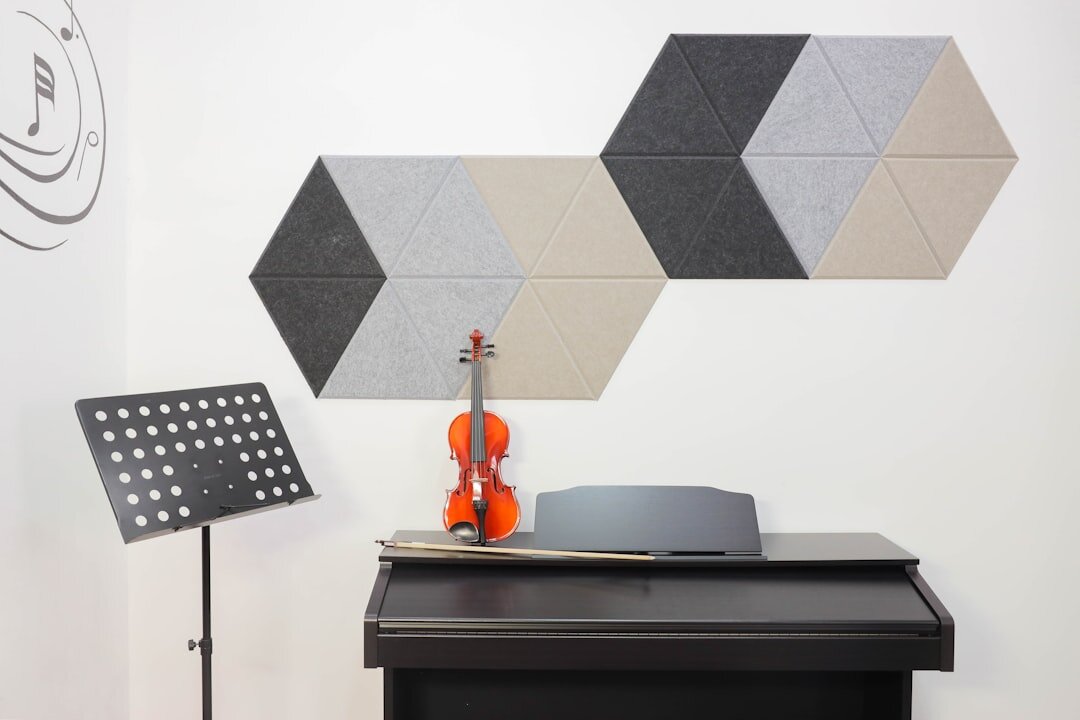 Estudio con paneles acusticos de colores